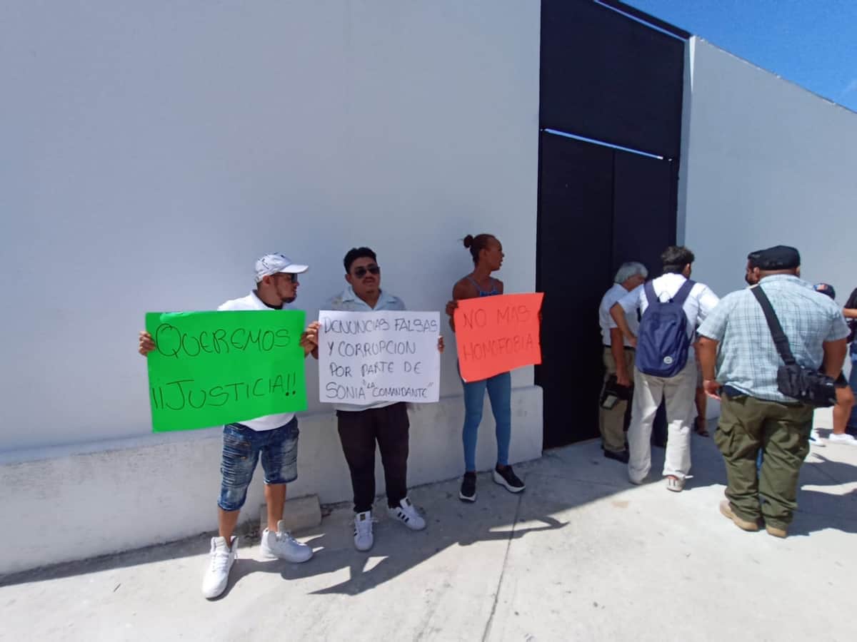 Protestan ante la Fiscalía en Cancún contra 'La Comandanta', acusada de influyentismo y discriminación