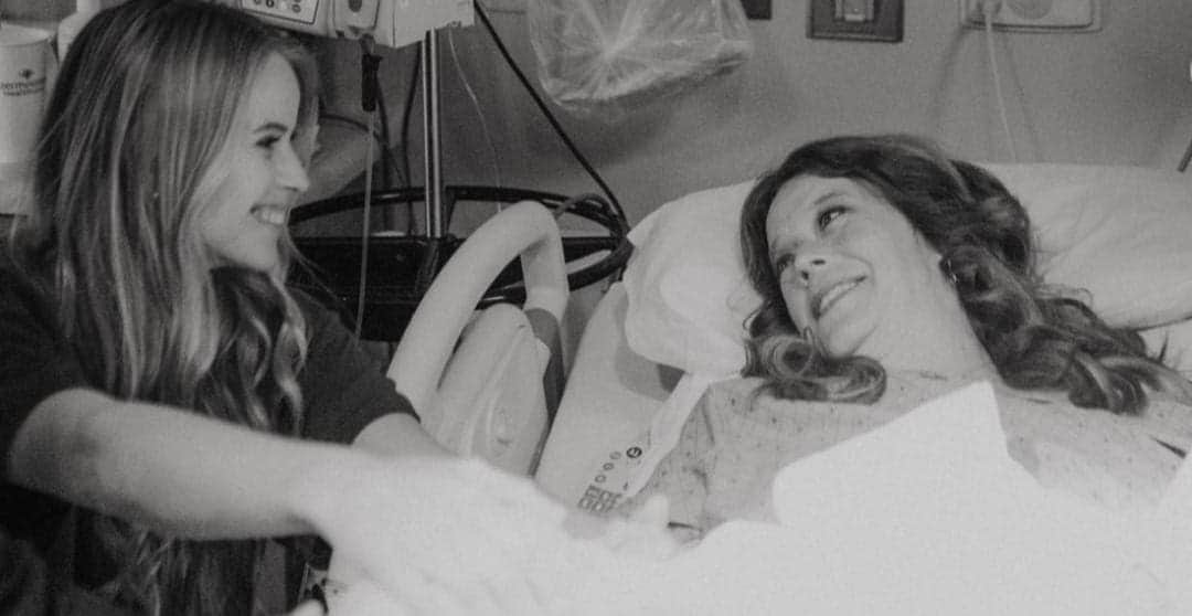 Mujer de 50 años se embaraza para dar a luz a la bebé de su hija