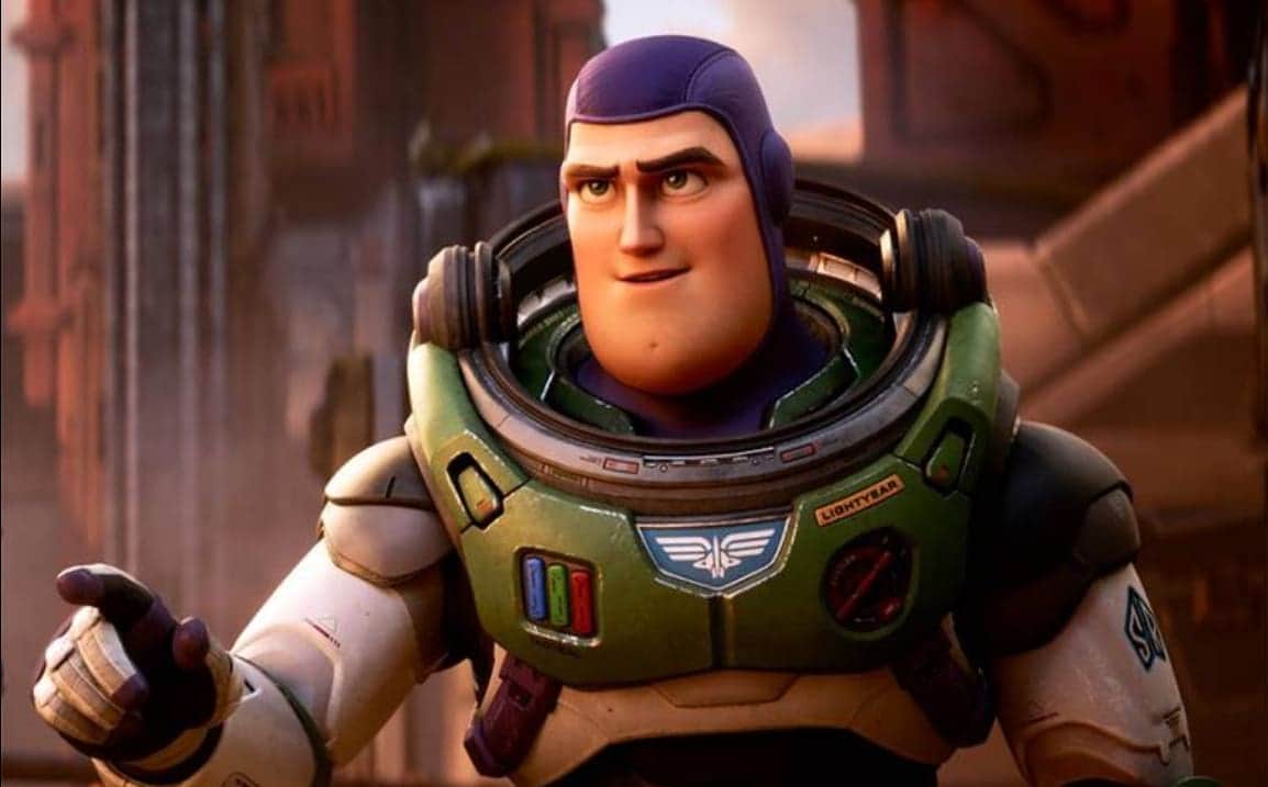 Denuncian en redes a Cinépolis y a Cinemex por cortar beso lésbico en 'Lightyear' en la CDMX