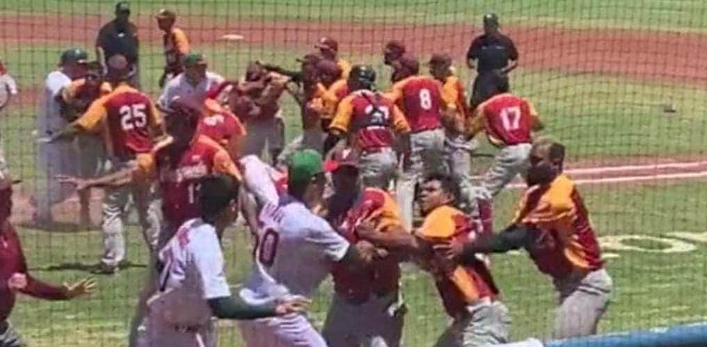 Video: México y Venezuela se agarran a golpes en juego de beisbol Sub-23