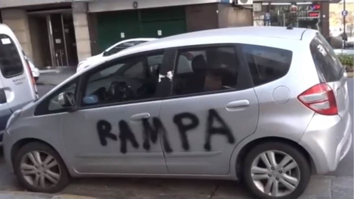 Conductora bloquea rampa de acceso para personas discapacitadas, le pintan el auto