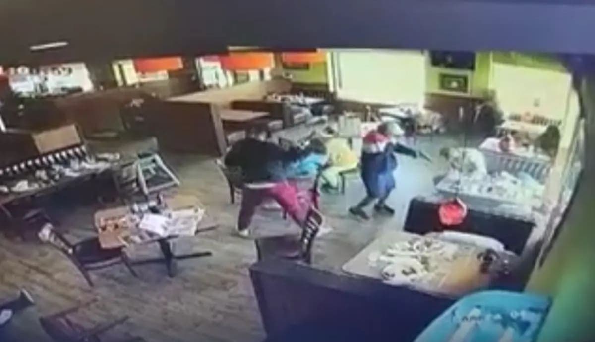 VIDEO: Comando entra a restaurante a ejecutar a comensales