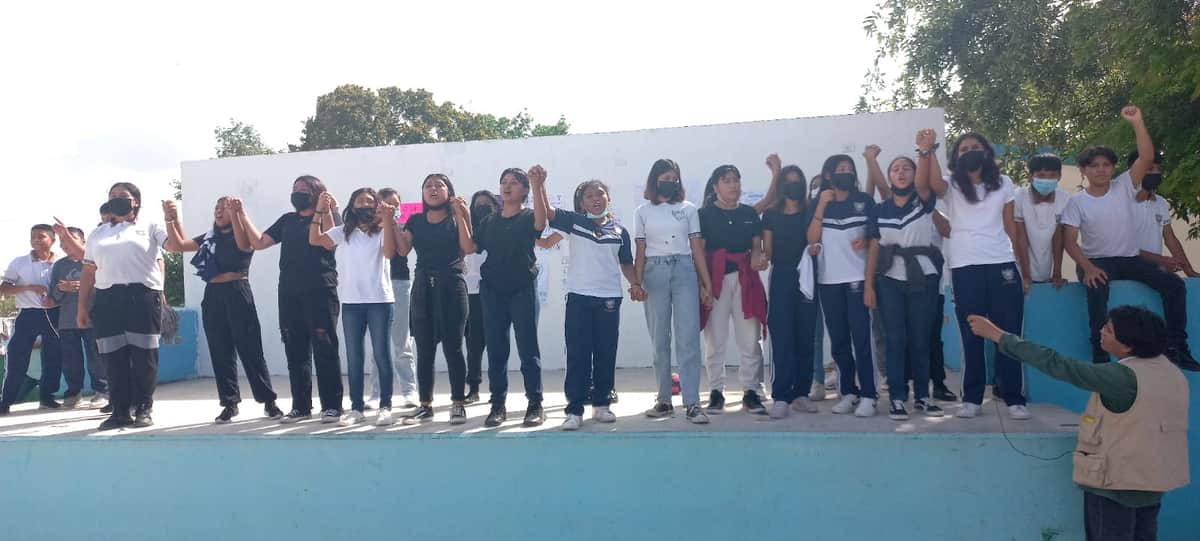 Alumnos de secundaria de Puerto Aventuras protestan contra profesor acusado de acoso sexual