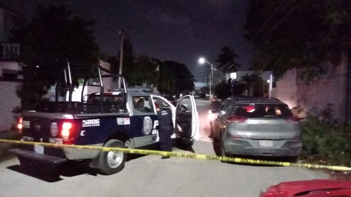 Encuentran auto abandonado con impactos de bala y manchas de sangre, en Cancún
