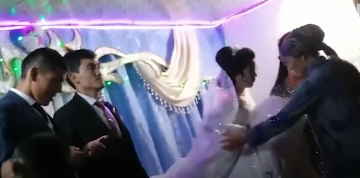 VIDEO: Durante su boda, hombre golpea a su esposa porque le ganó en un concurso