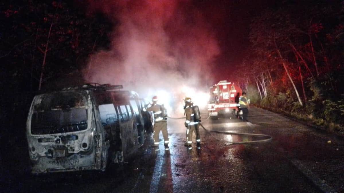 Muere pasajero al incendiarse Combi en carretera Playa del Carmen-El Tintal