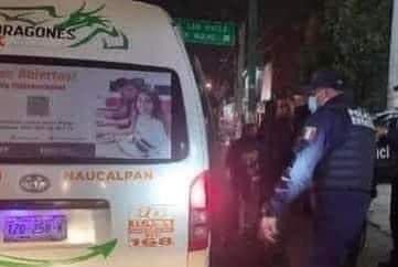 Presunto militar mata a 3 asaltantes de combi y pasajeros los avientan al drenaje