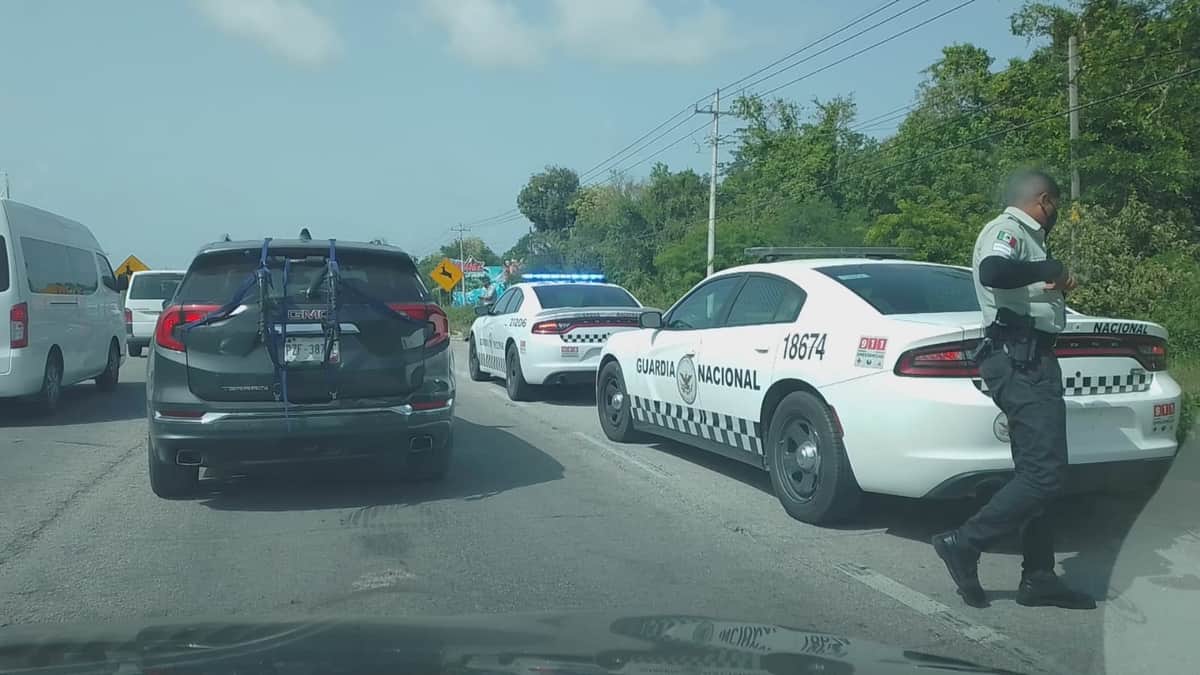 Volcadura provoca intenso tráfico en el tramo carretero Playa del Carmen-Puerto Morelos