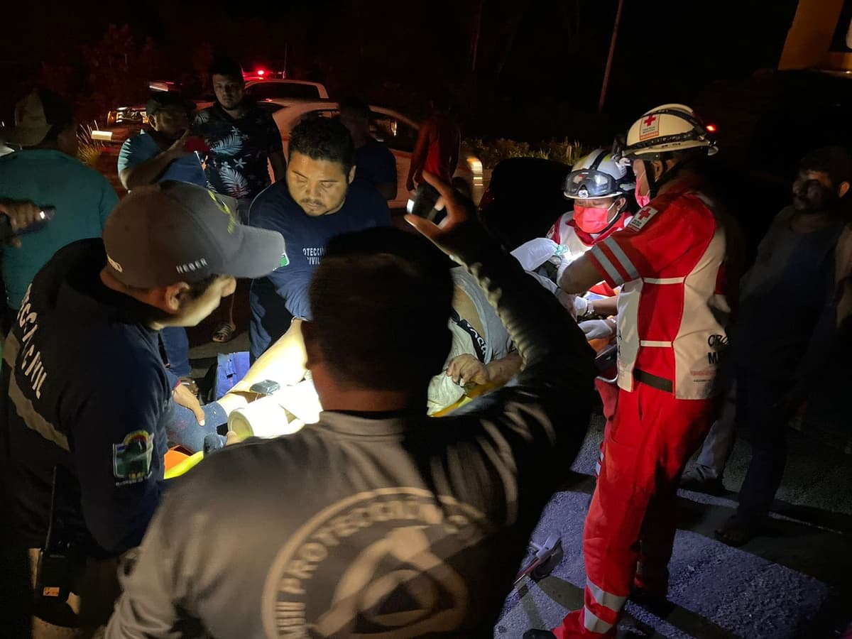 Auto se impacta contra tráiler en la carretera Tulum-Felipe Carrillo Puerto; una persona herida