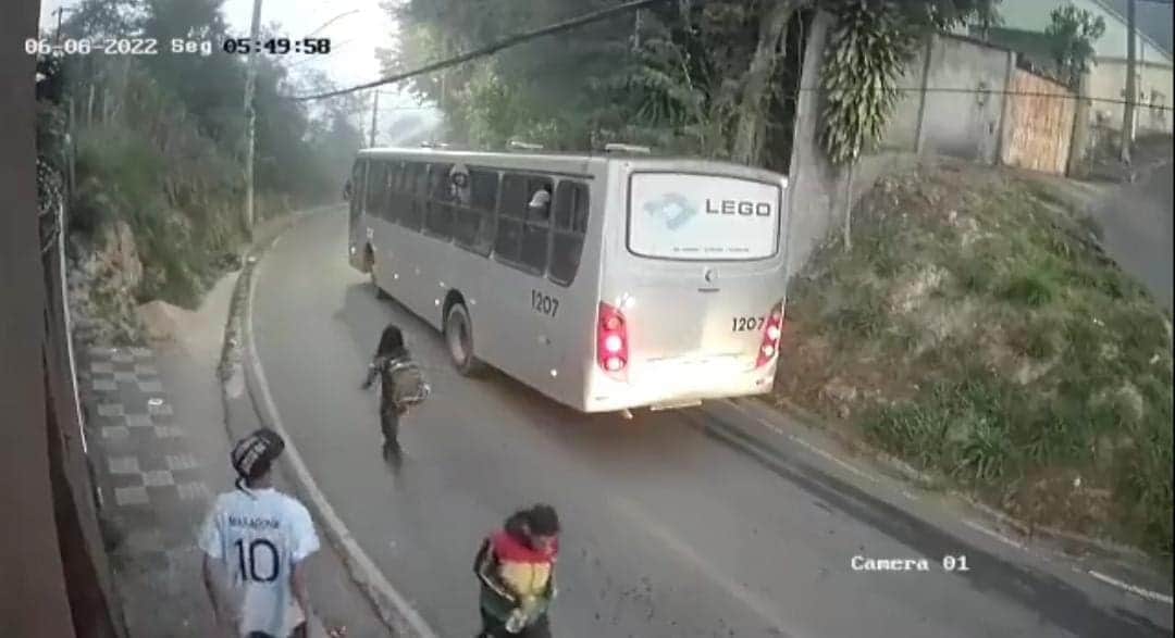 Video: Sujeto agrede a mujer; autobús se detiene, bajan pasajeros y la ayudan