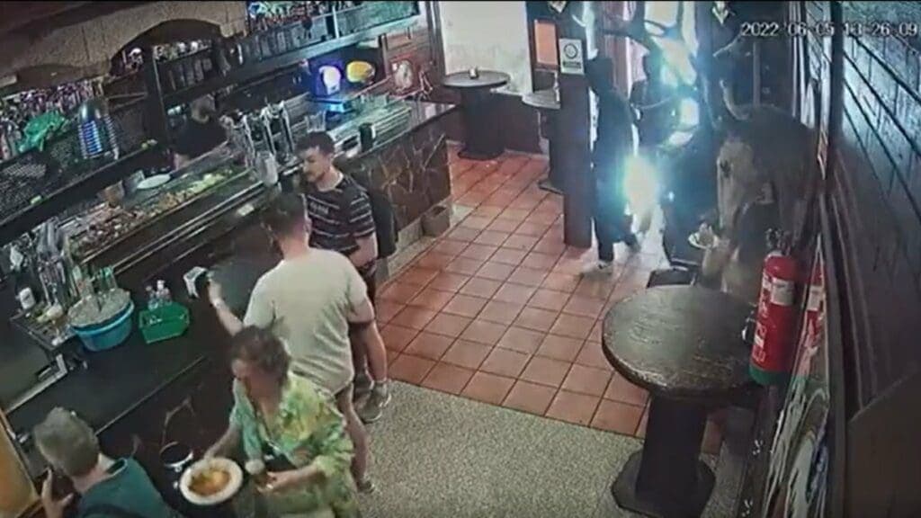 Camarero se salva de un tiroteo gracias a una pata de jamón