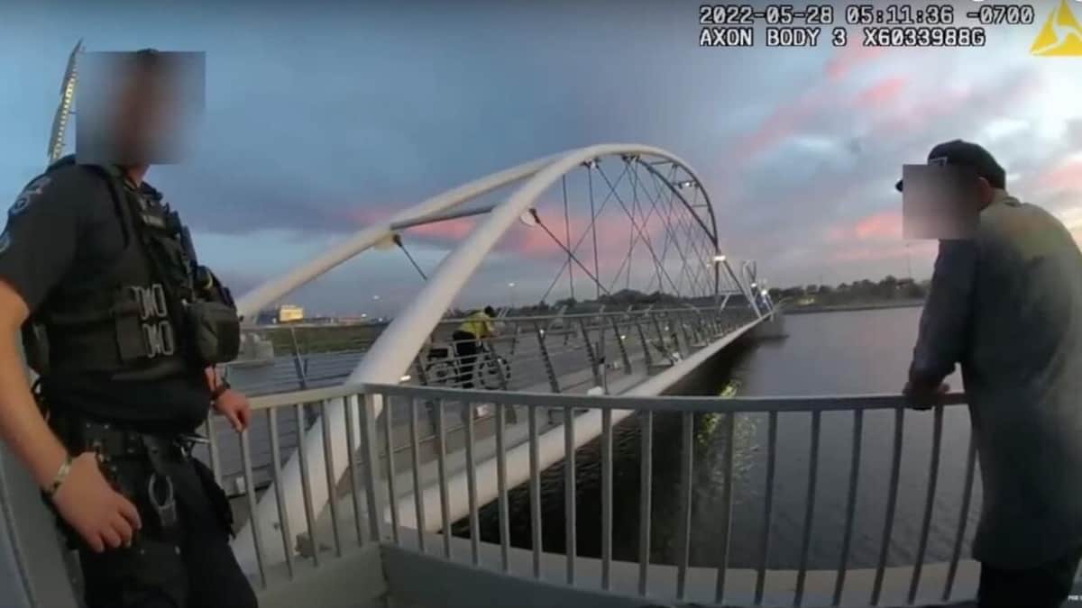 Hombre se ahoga frente a policías, no hicieron nada para rescatarlo
