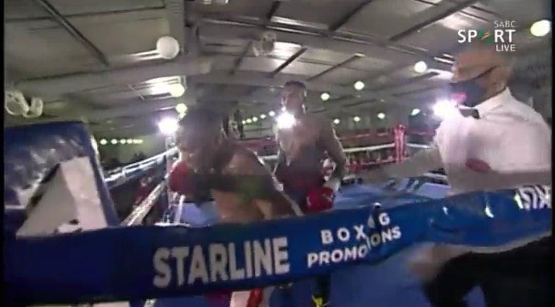Video: Boxeador recibe fuerte impacto; acaba lanzando golpes al vacío