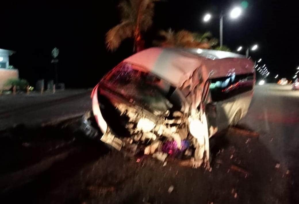 Choca automovilista contra palmera en el bulevar Colosio de Cancún