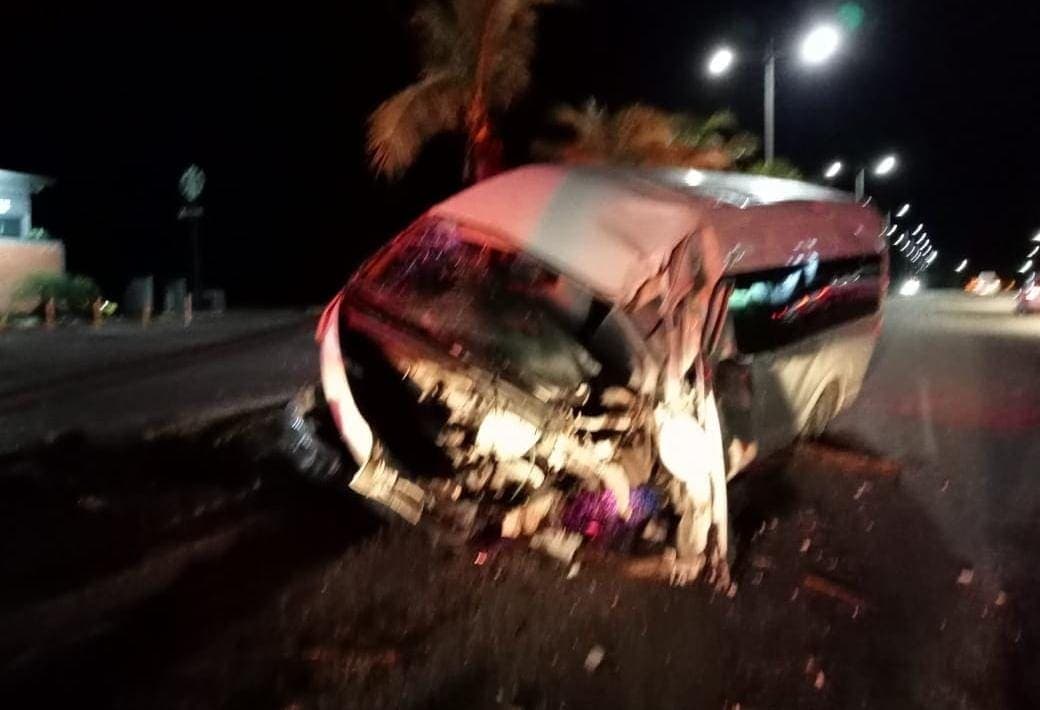 Choca automovilista contra palmera en el bulevar Colosio de Cancún
