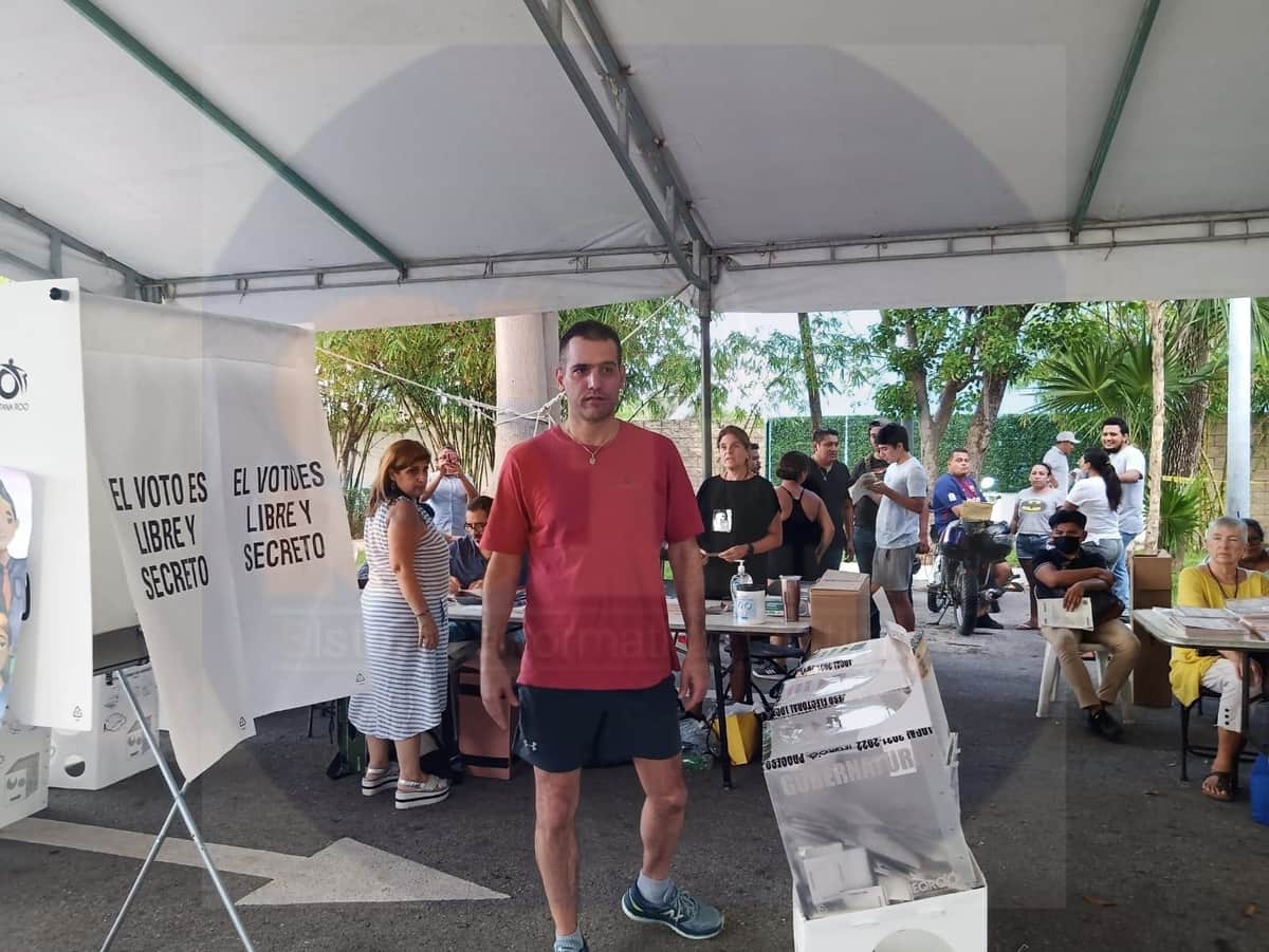 Vota Jorge Emilio González en el kilómetro 0 de la Zona Hotelera de Cancún