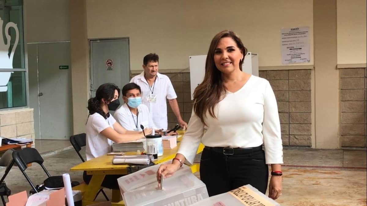 Mara Lezama acude a emitir su voto en Cancún