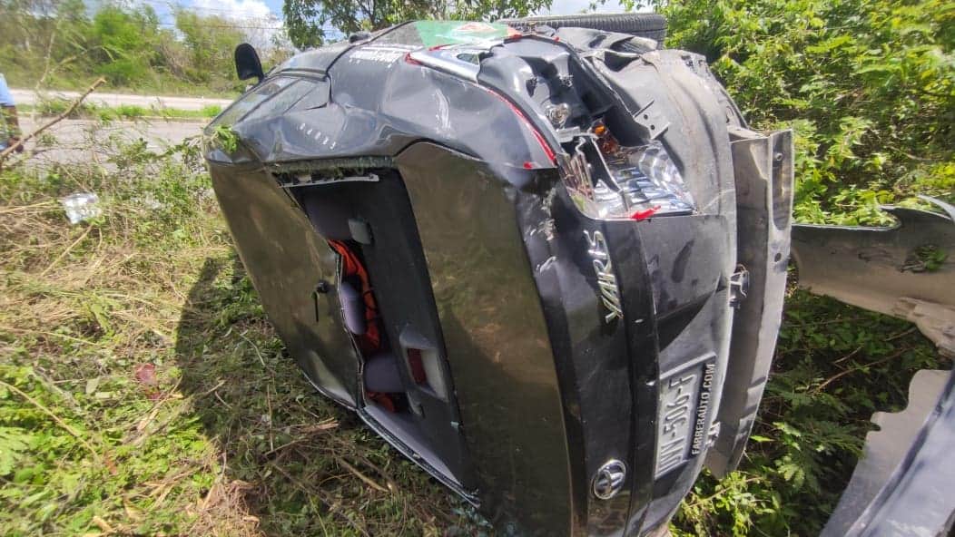 Conductor dormita y vuelca fuera de la carretera federal en Playa del Carmen