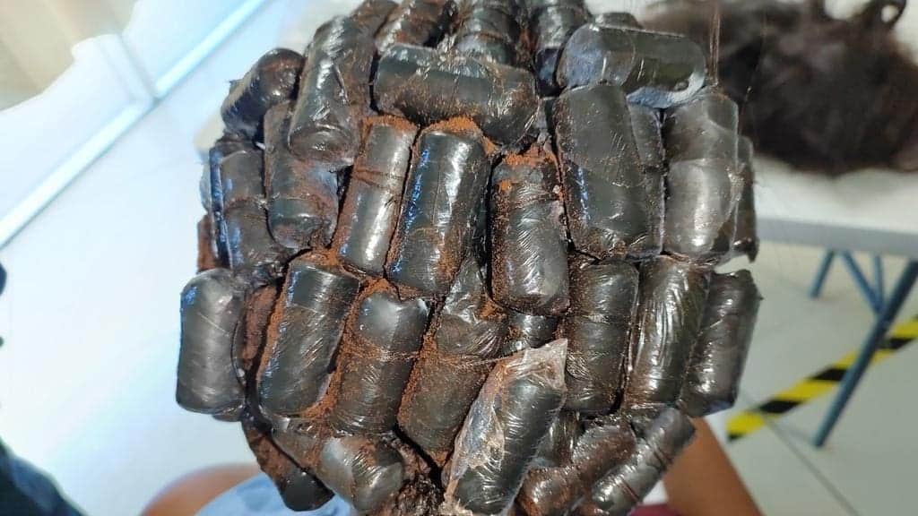 Transportan cocaína en "narcopelucas" y son detenidas