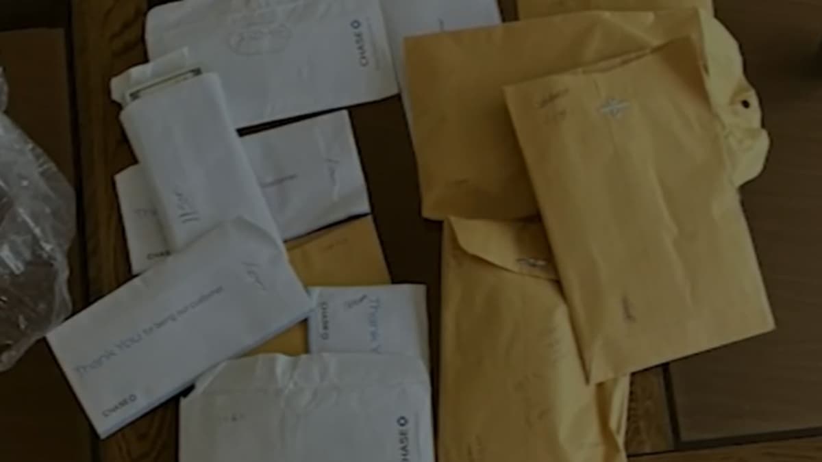 Mujer encuentra una gran suma de dinero escondida en unos sofás que encontró regalados por Internet