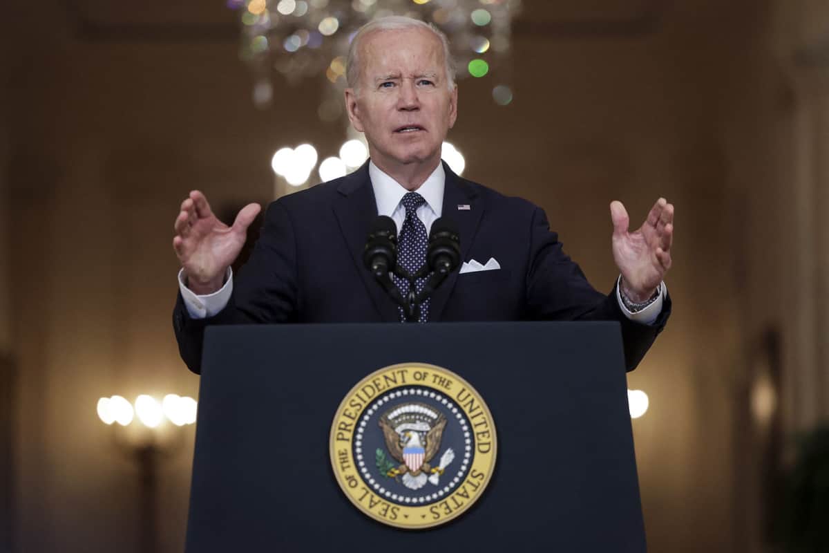 Biden urge a prohibir venta de armas de asalto a particulares