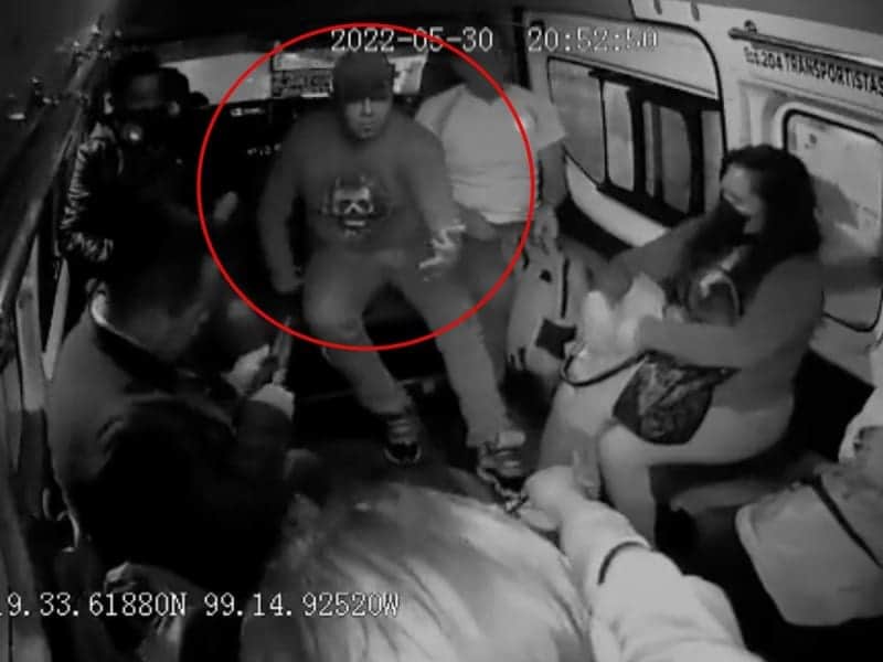 VIDEO: Pasajeros de combi someten a asaltante y le dan con todo