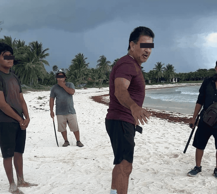 Denuncian a sujetos armados que agreden y amenazan a turistas en la playa de Xpu-Ha