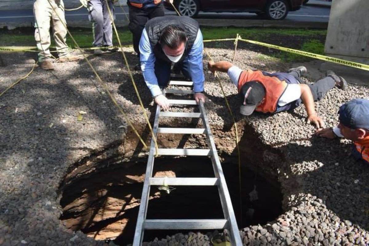 Video: Aparece socavón de 11 metros de profundidad en Cdmx