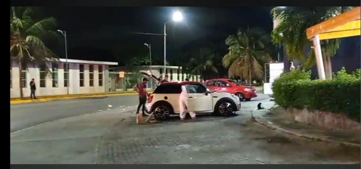 Balean a pareja al interior de un vehículo en la Región 514 de Cancún