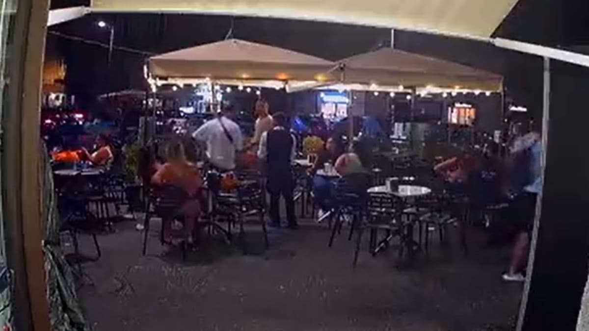 Video: Ladrón roba un reloj, ve que es imitación y lo devuelve