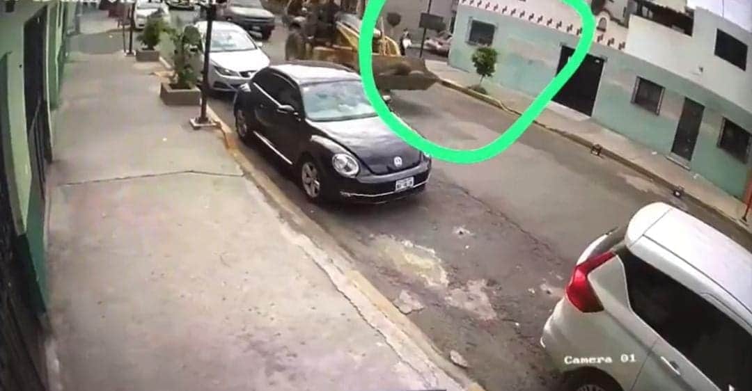 FUERTE VIDEO: Automovilista se sube a la banqueta, atropella a mujer y se niega a pagar