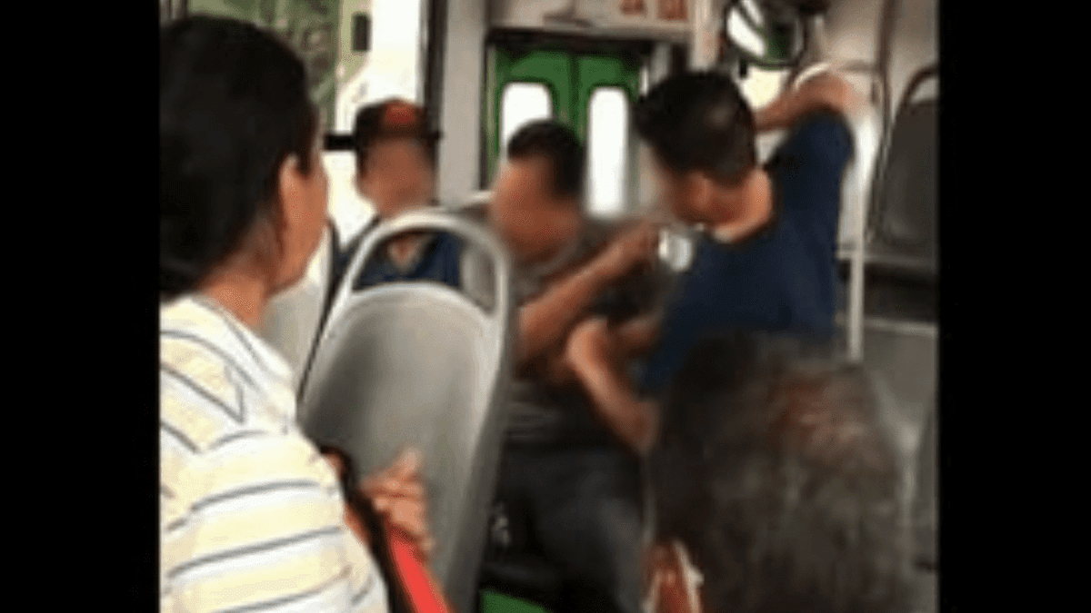 VIDEO: Pasajero de transporte público golpea a presunto acosador de mujeres