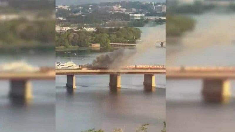 VIDEO: Tren en Boston genera pánico al incendiarse mientras circulaba por un puente