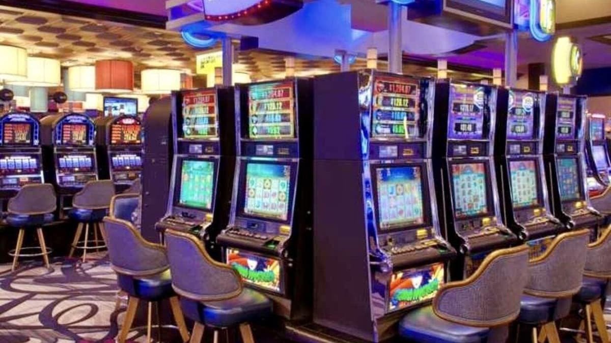 Joven hispano gana más de 200 mil pesos en un casino y lo amenazan con arrestarlo