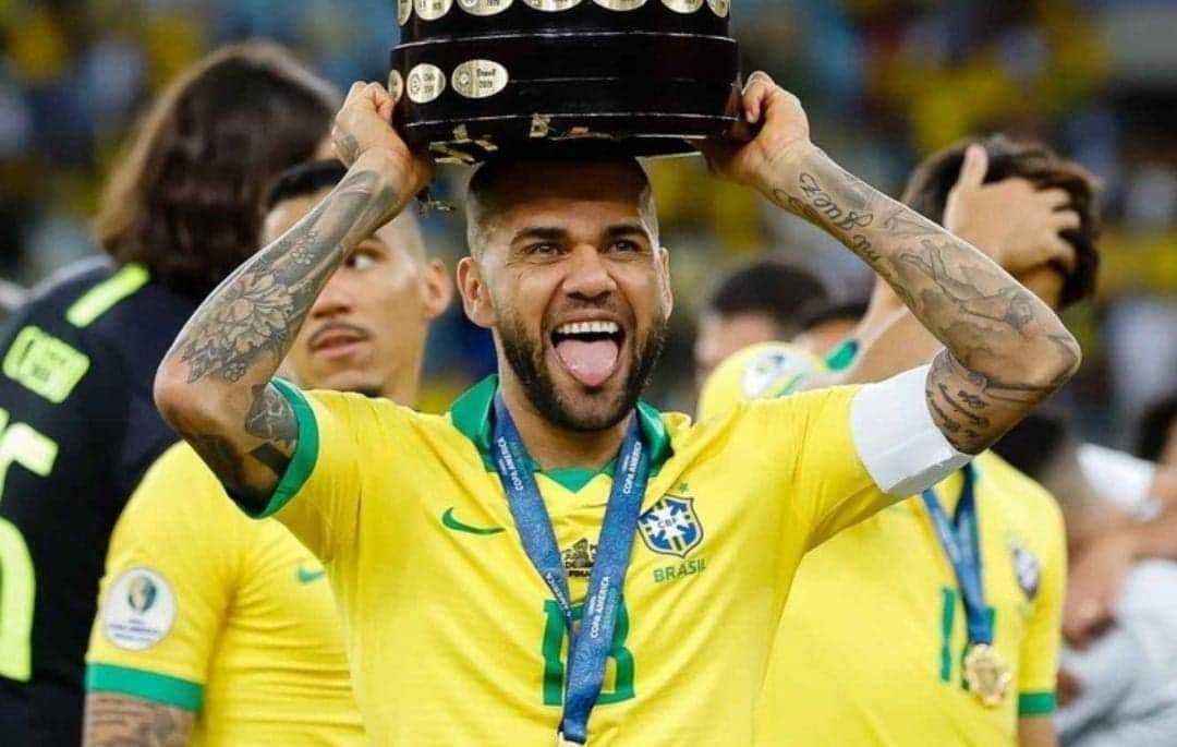 Dani Alves lanza guiños a afición de Pumas en redes; medios aseguran que sí firmará