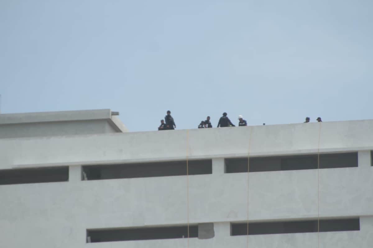Recorren policías hotel en construcción en Cancún, por reporte de gente armada (Actualización)