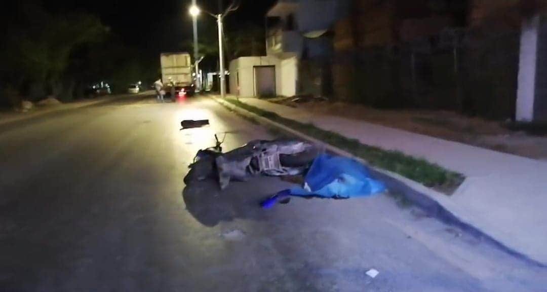Muere acompañante de motociclista en accidente en Tulum; conductor se fuga
