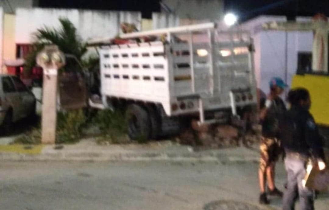 Conductor ebrio atropella a una persona, golpea autos y choca con casa en Playa del Carmen
