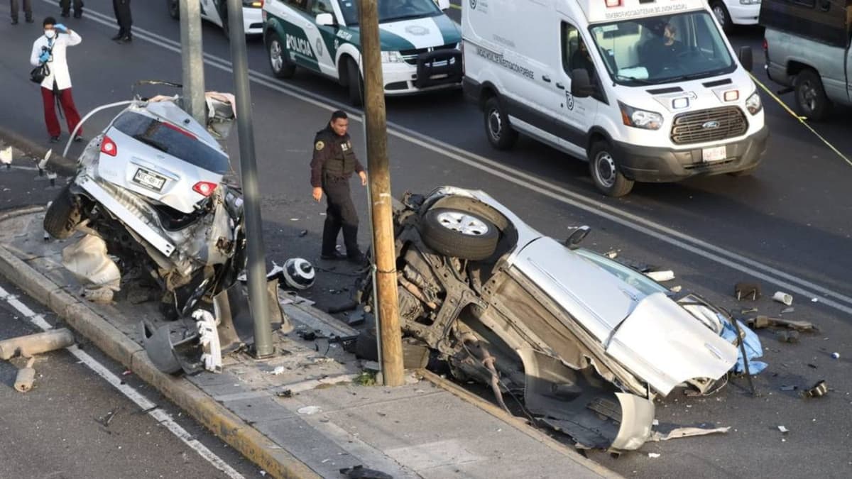 Dos jóvenes chocan contra poste en la GAM de la CDMX; mueren prensados