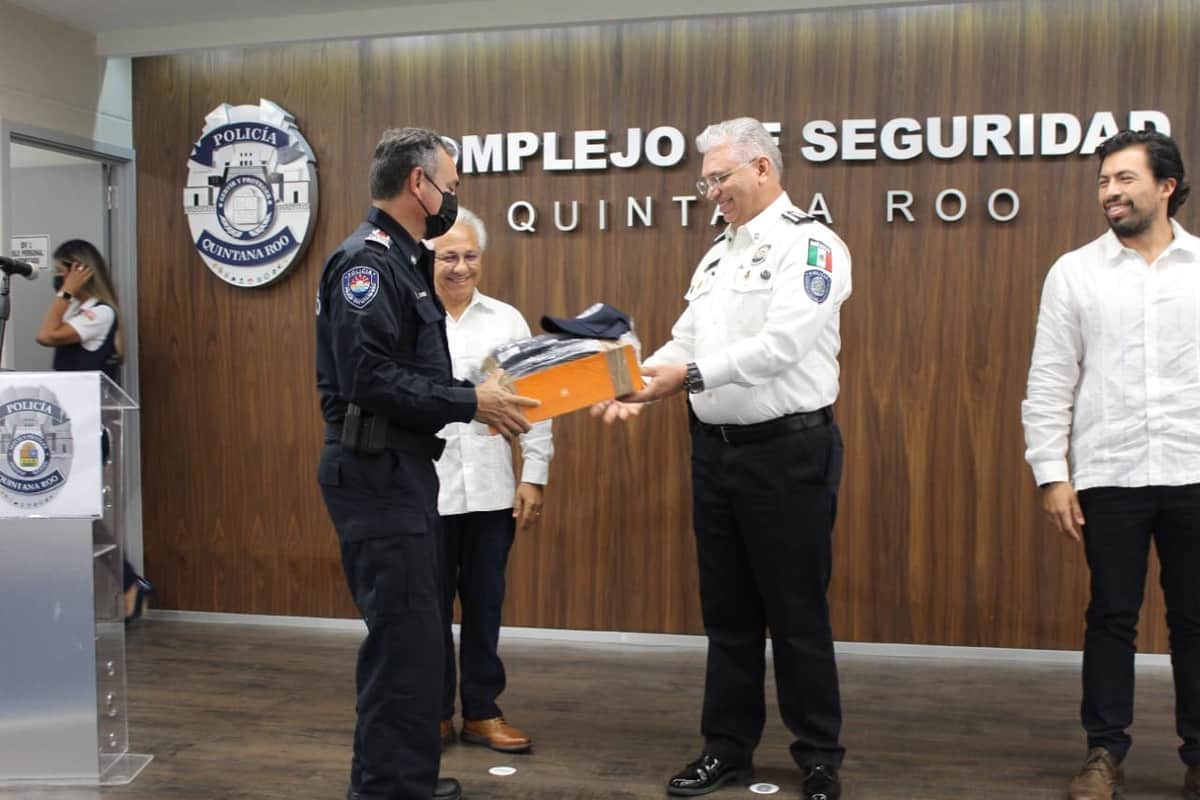 Gobierno estatal entrega uniformes al cuerpo policial de los 11 municipios para dignificar su labor