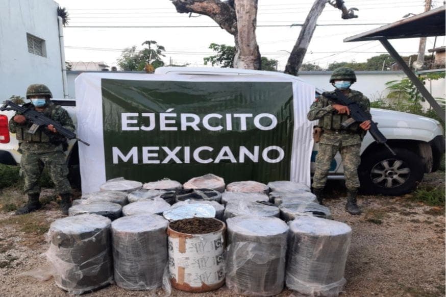 Militares detienen camioneta oficial de la SESA repleta de marihuana en Quintana Roo