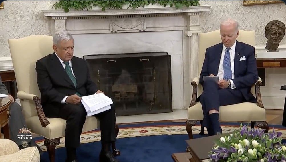 AMLO rompe el protocolo, llega al Despacho Oval cargado de hojas y habla durante media hora