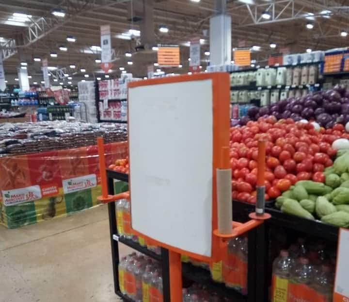 Supermercados de Cancún generan molestia en clientes por falta de bolsas para empacar frutas y verduras