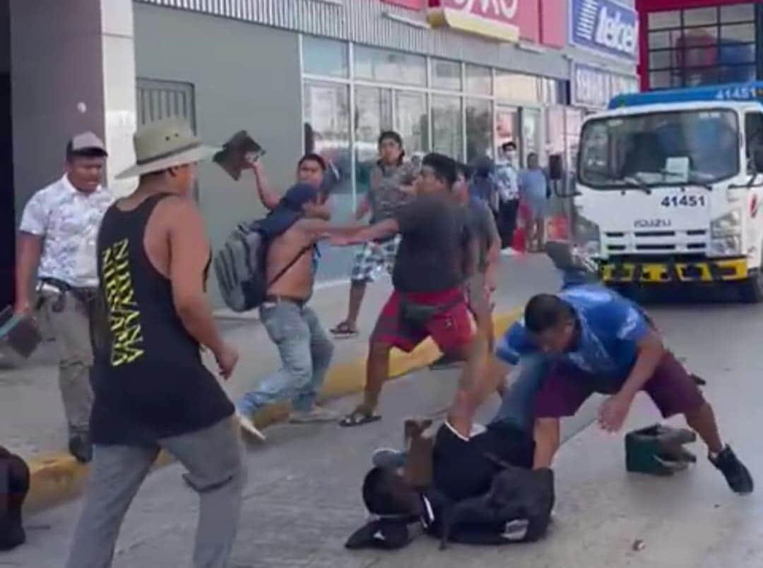 VIDEO: Pelea a catorrazos entre boleros en Playa del Carmen
