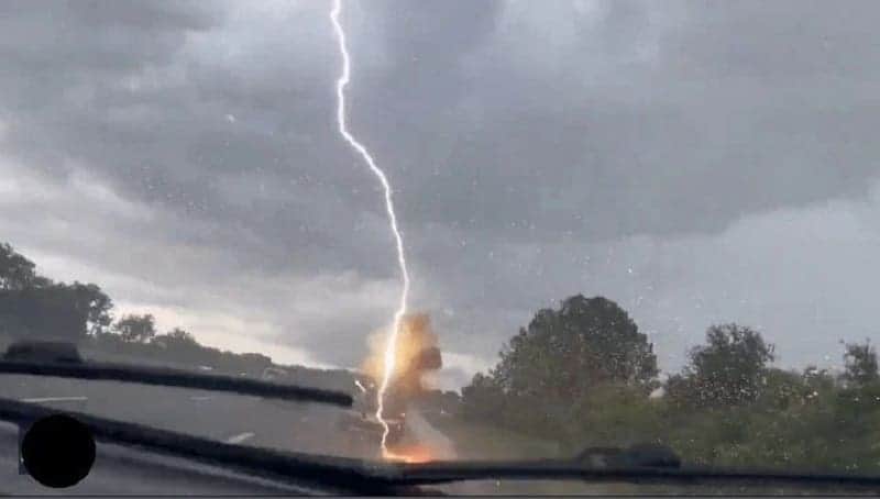 Video: Mujer grabó el momento exacto en que un rayo impactó su carro