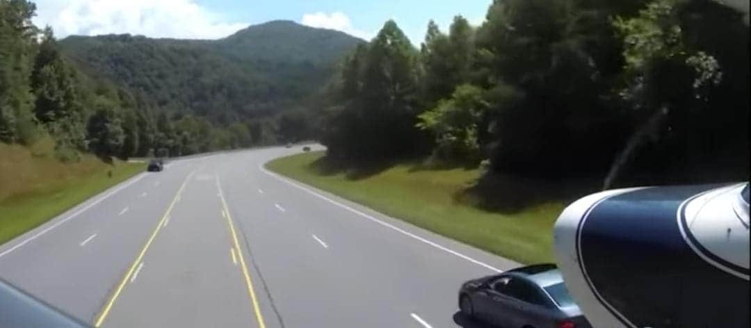 Video: Piloto aterriza de emergencia en carretera de Estados Unidos