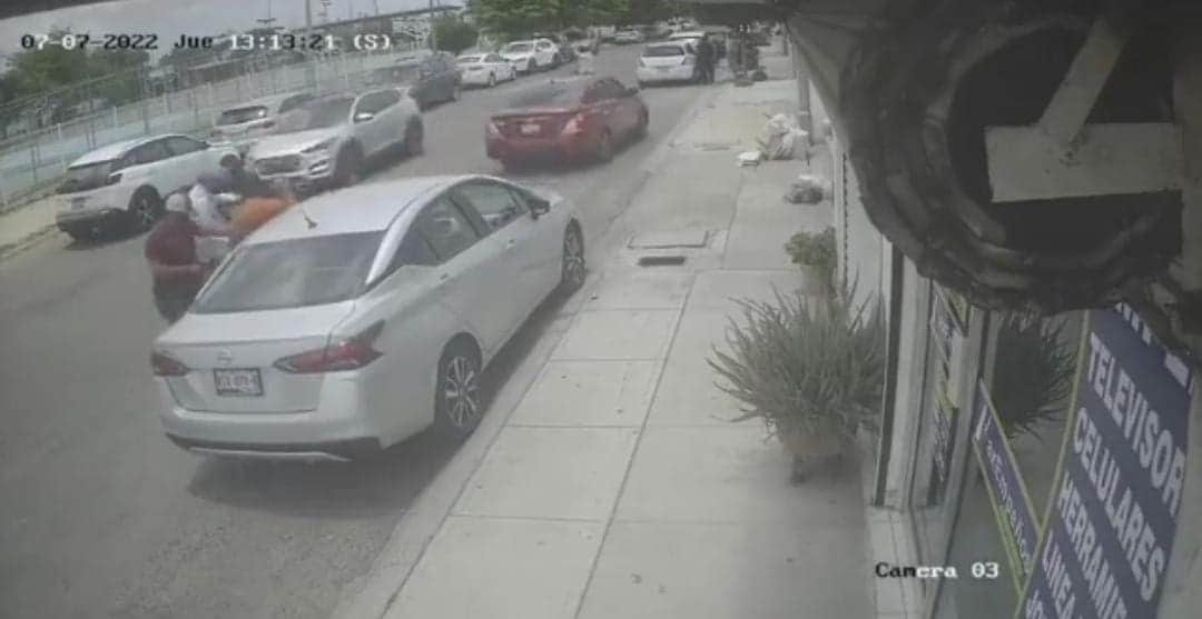 Video: Captan el robo de un auto a plena luz del día en Culiacán