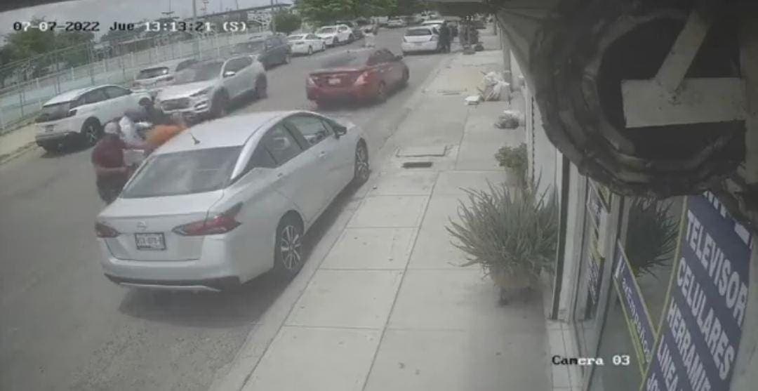 Video: Captan el robo de un auto a plena luz del día en Culiacán