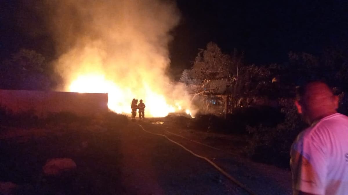 Se incendia bodega de colchones en Playa del Carmen