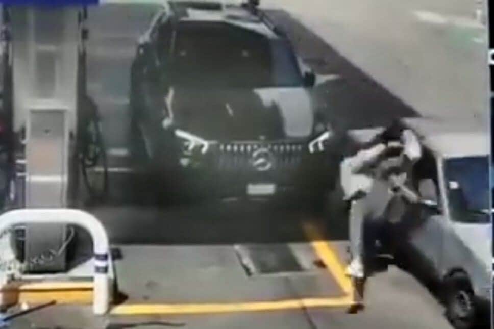 VIDEO: Hombre frustra un asalto al atropellar al ladrón